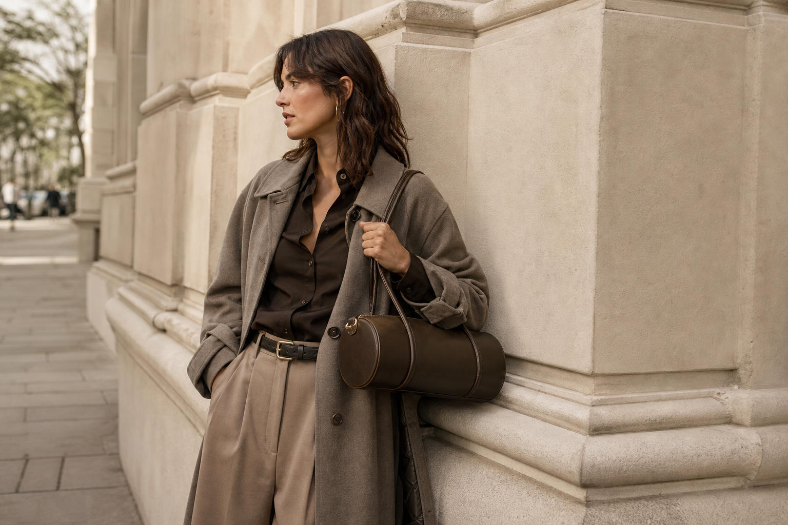Imagen editorial de Bolso barrel: la tendencia que se adapta mejor a tu estatura